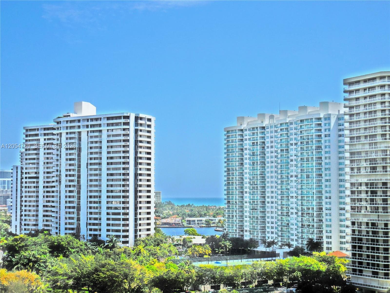 1000 Island Blvd 2308 photo 4