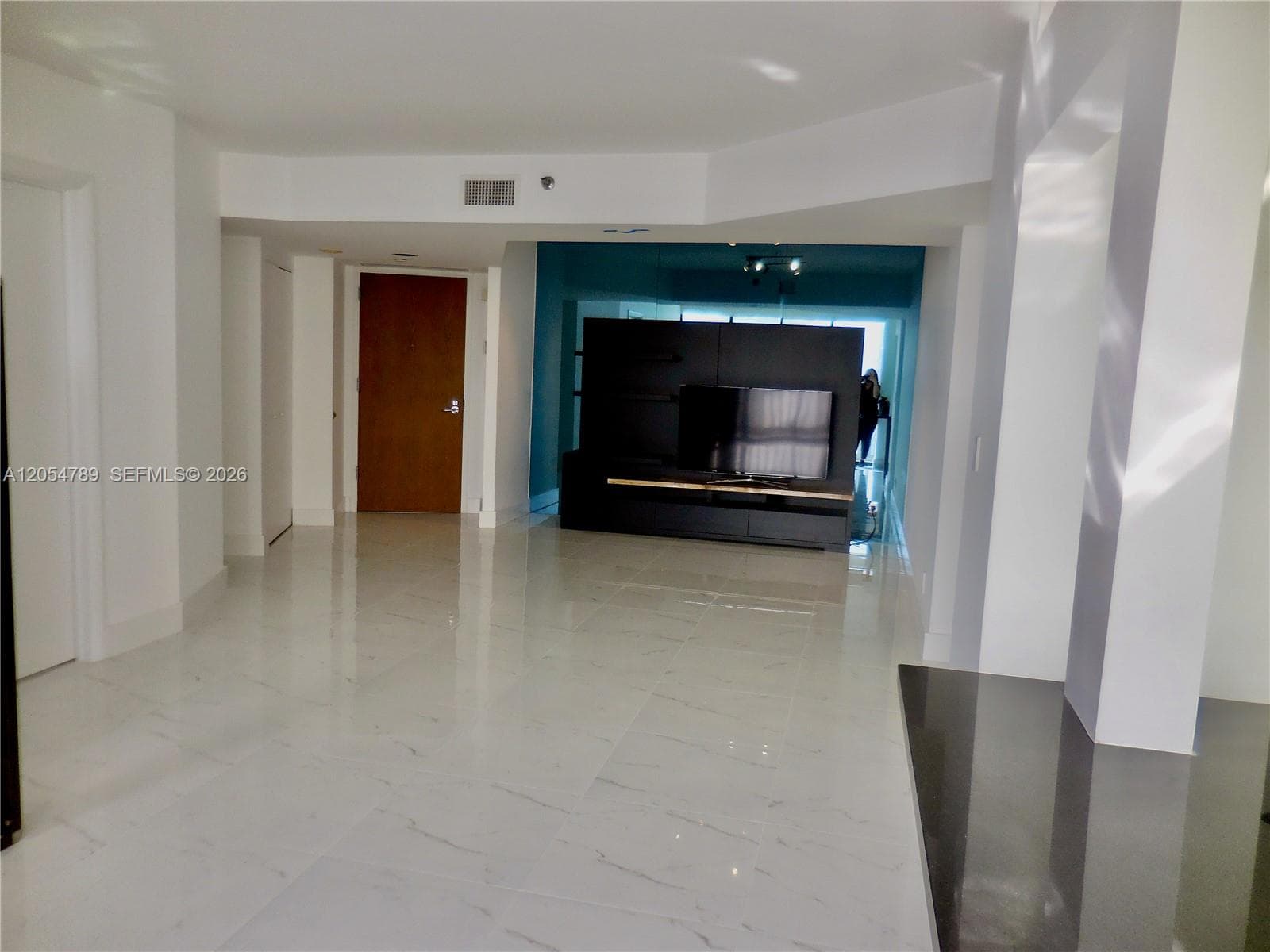 1000 Island Blvd 2308 photo 8
