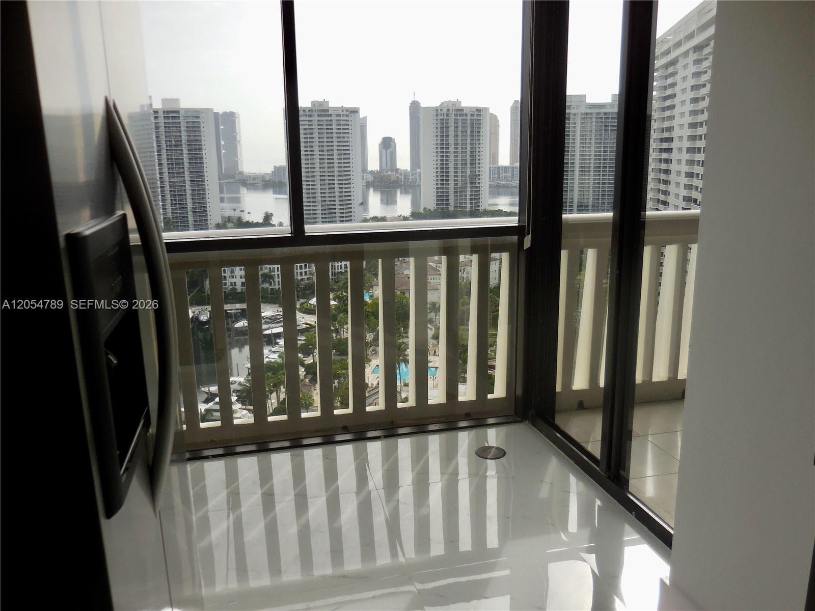 1000 Island Blvd 2308 photo 21