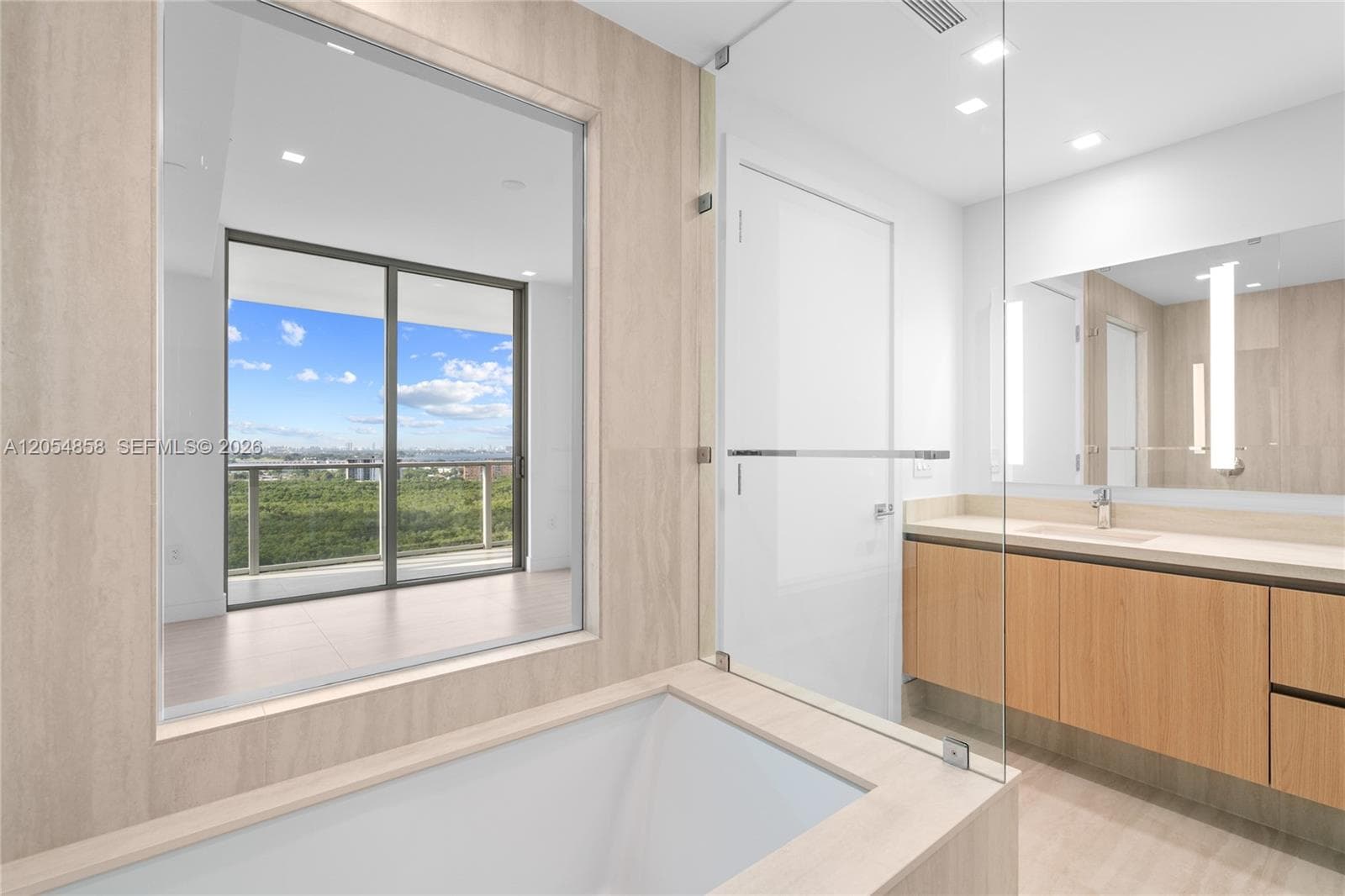 2411 Laguna Circle 1604 photo 2