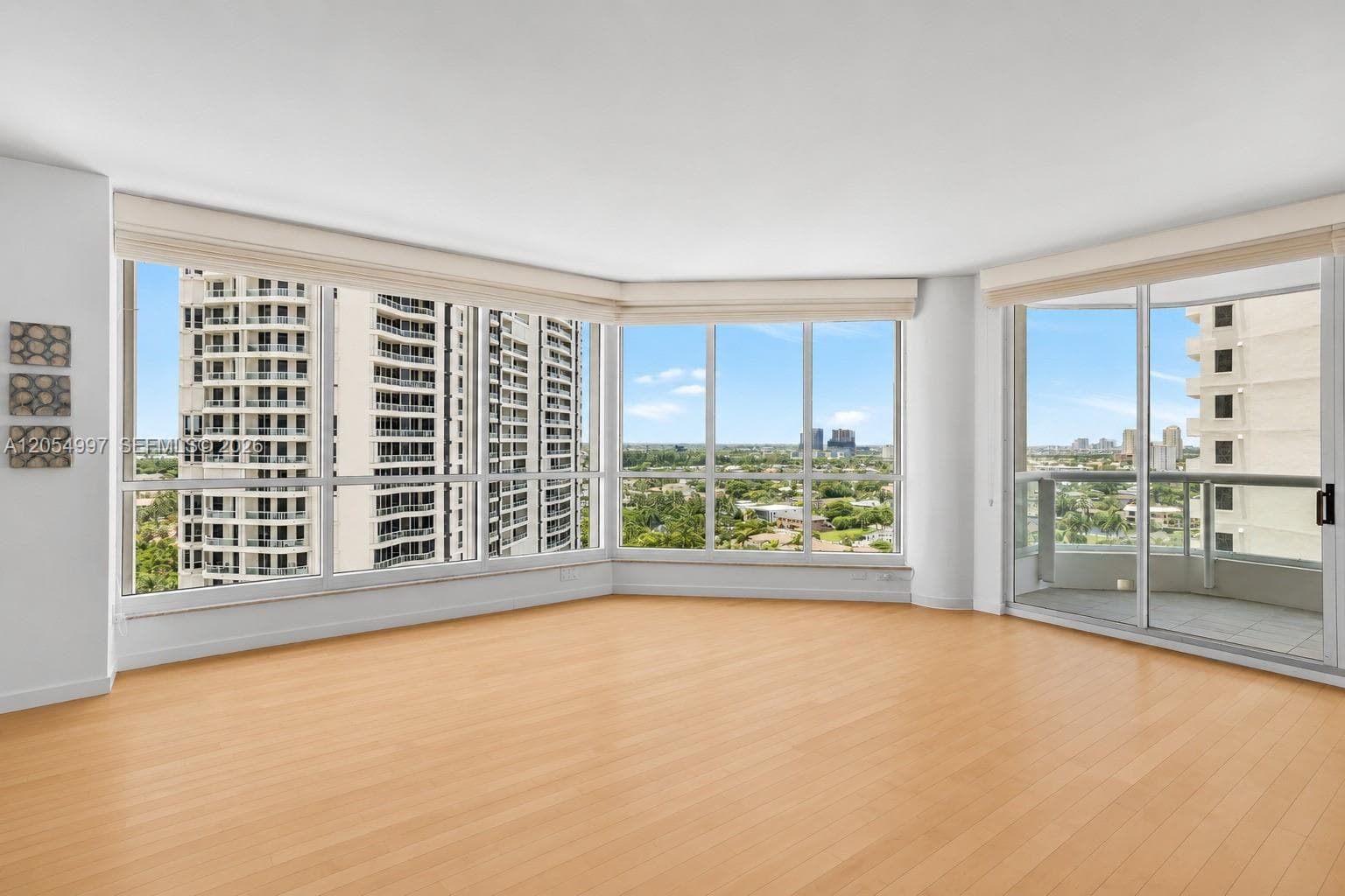 21150 Point Pl 1605 photo 2