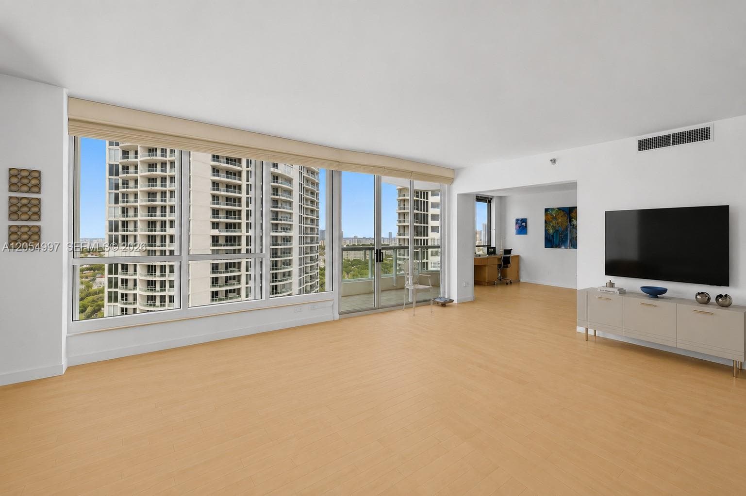 21150 Point Pl 1605 photo 6