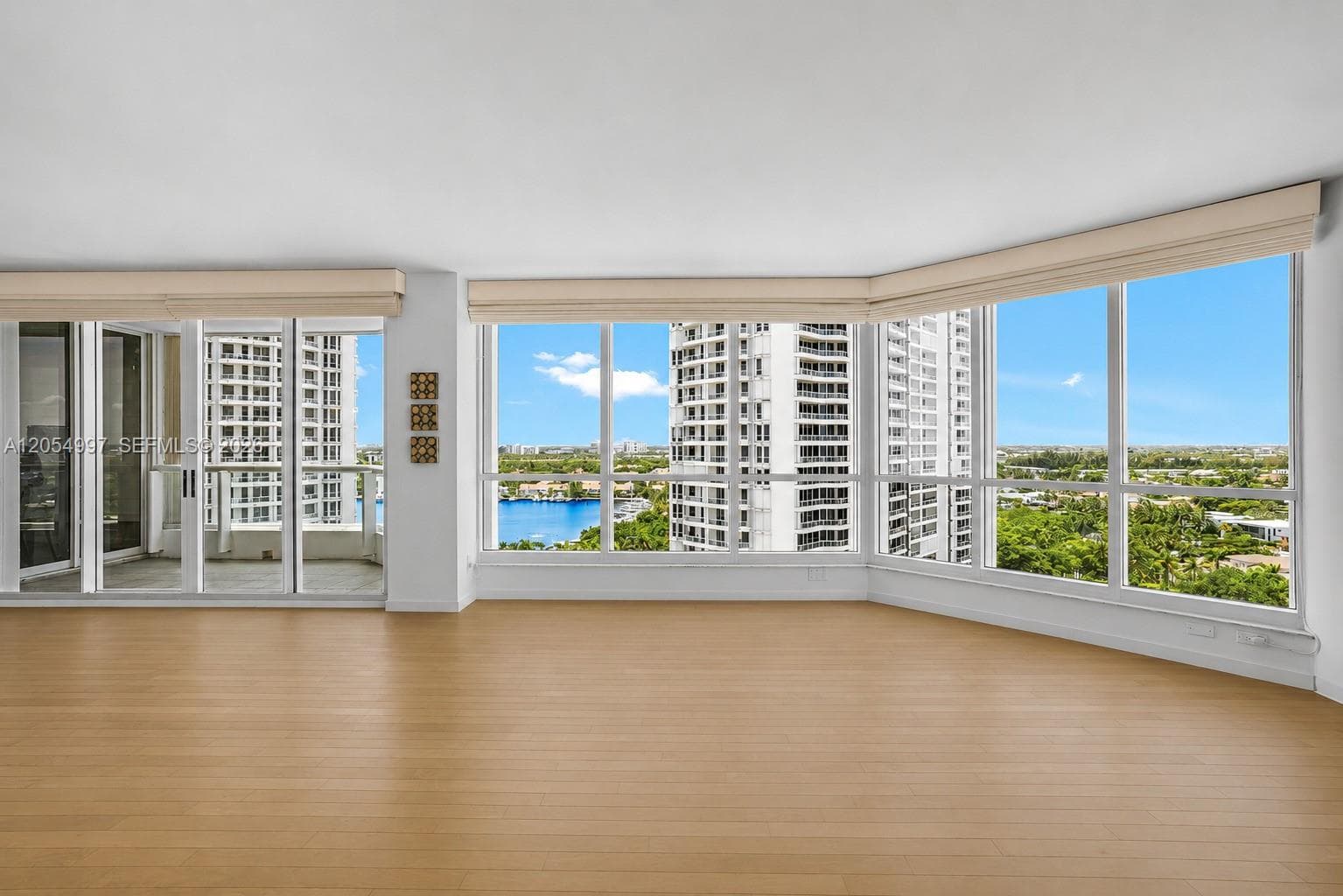 21150 Point Pl 1605 photo 14