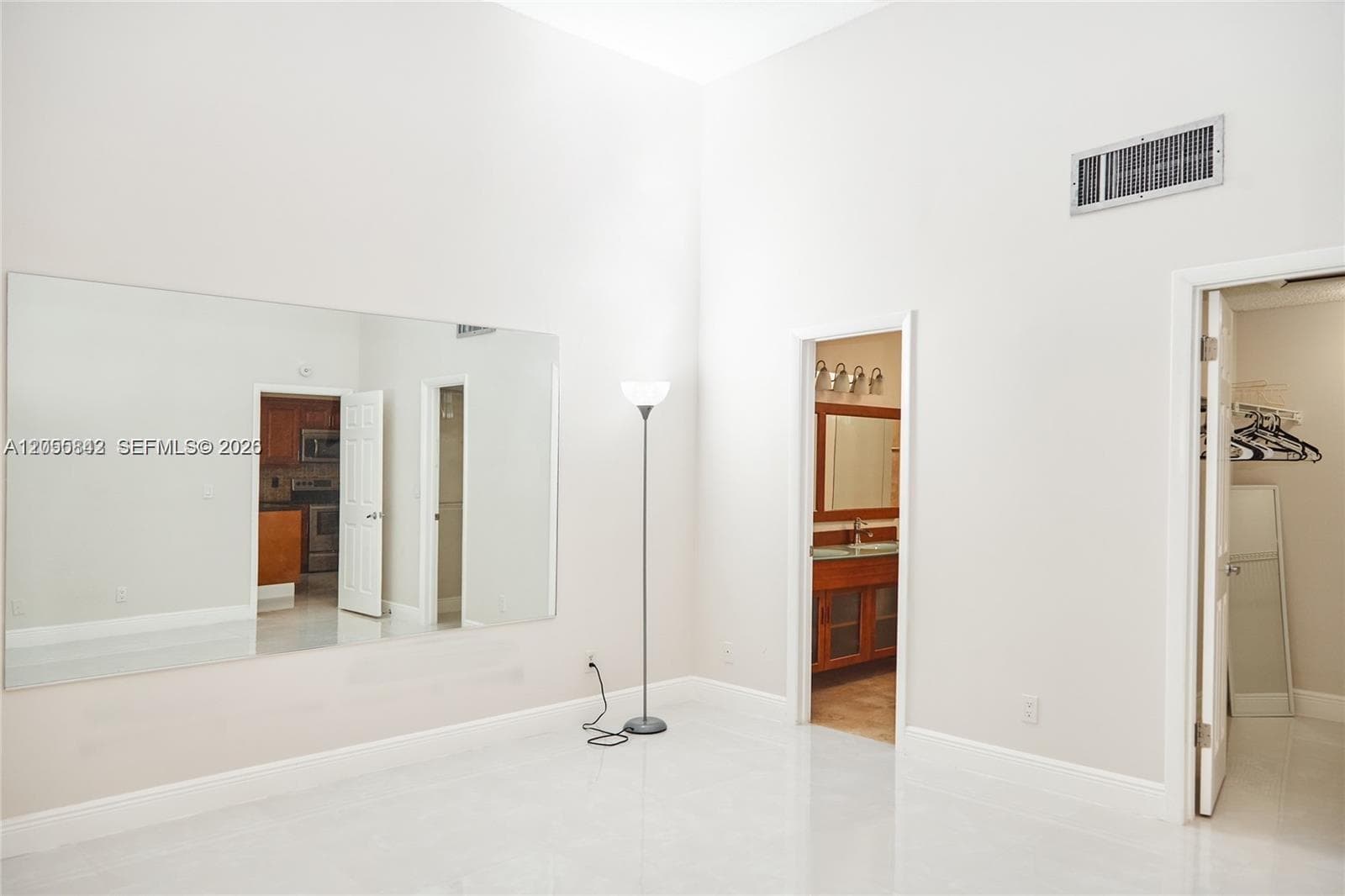 347 Leslie Dr photo 3