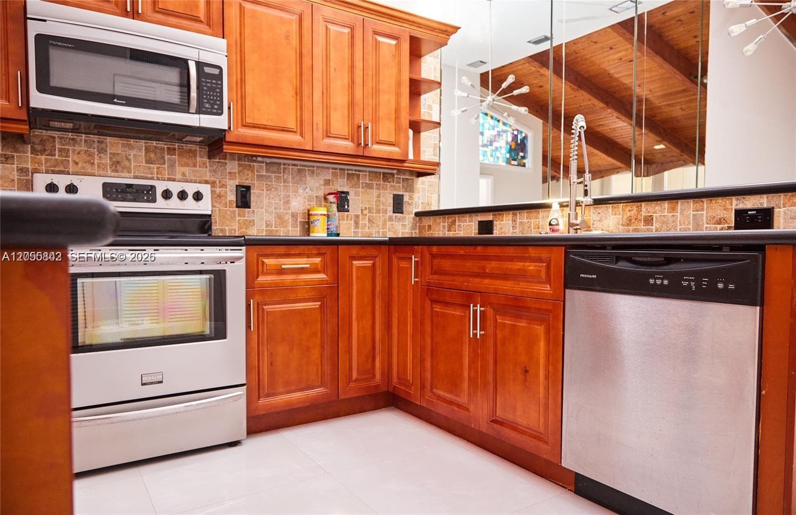 347 Leslie Dr photo 1