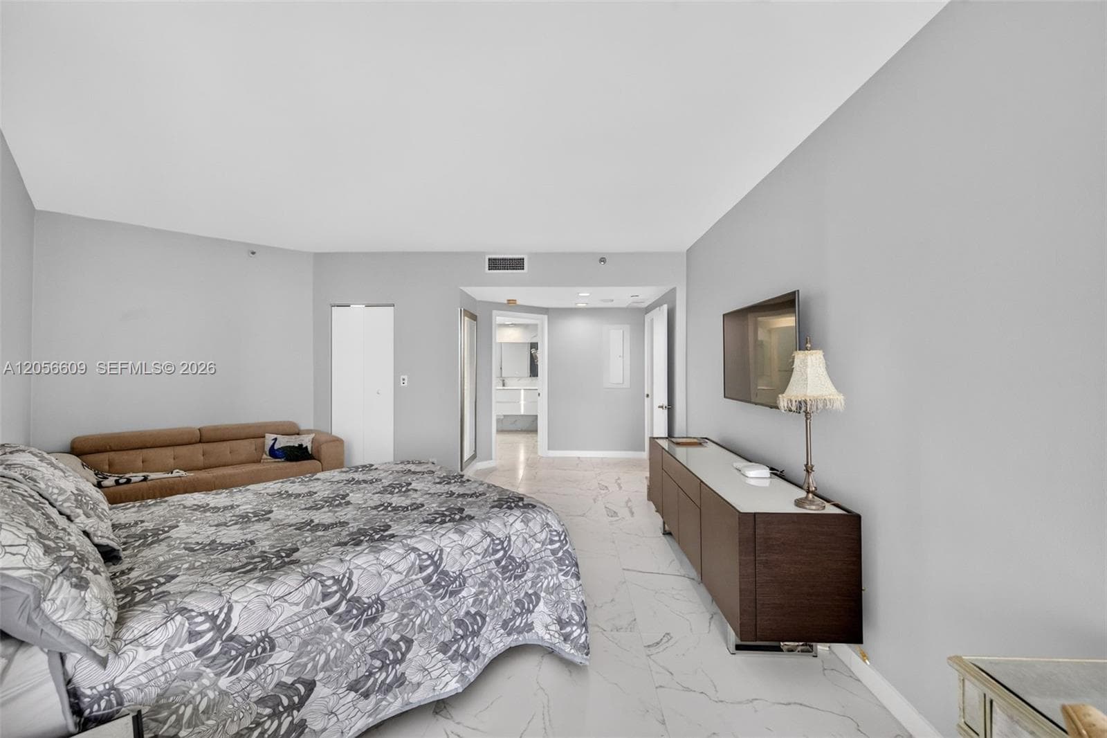 2800 Island Blvd 1005 photo 24