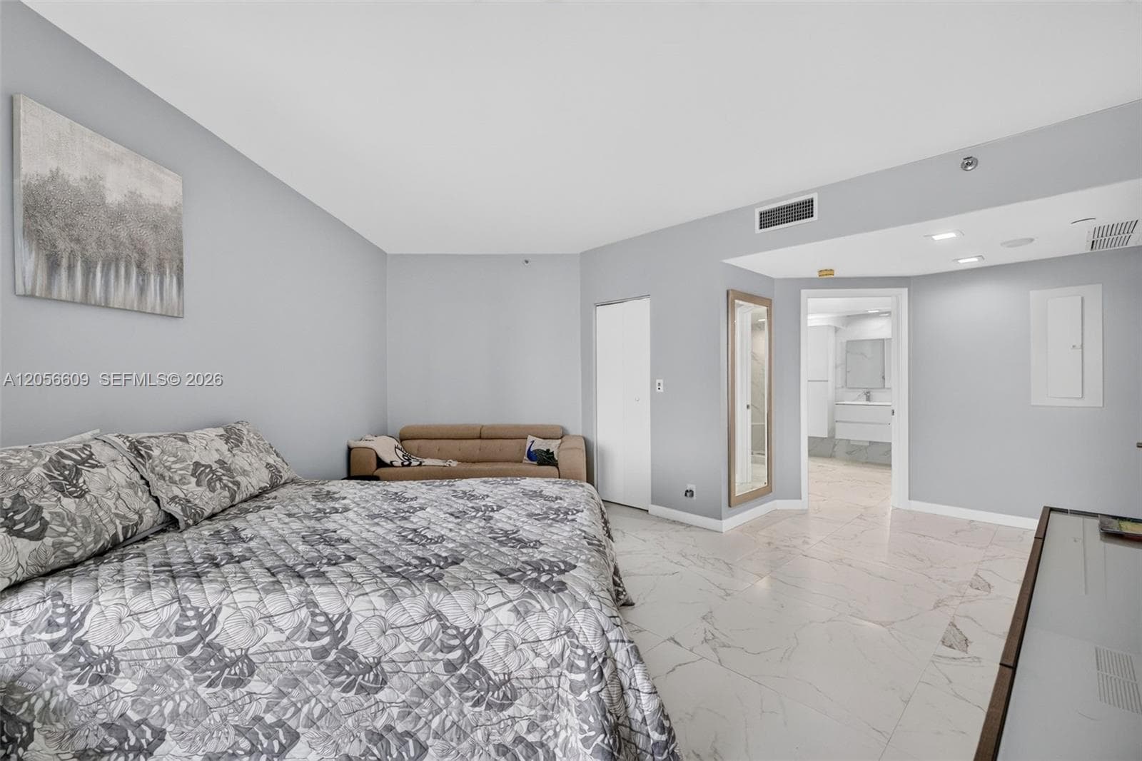 2800 Island Blvd 1005 photo 25