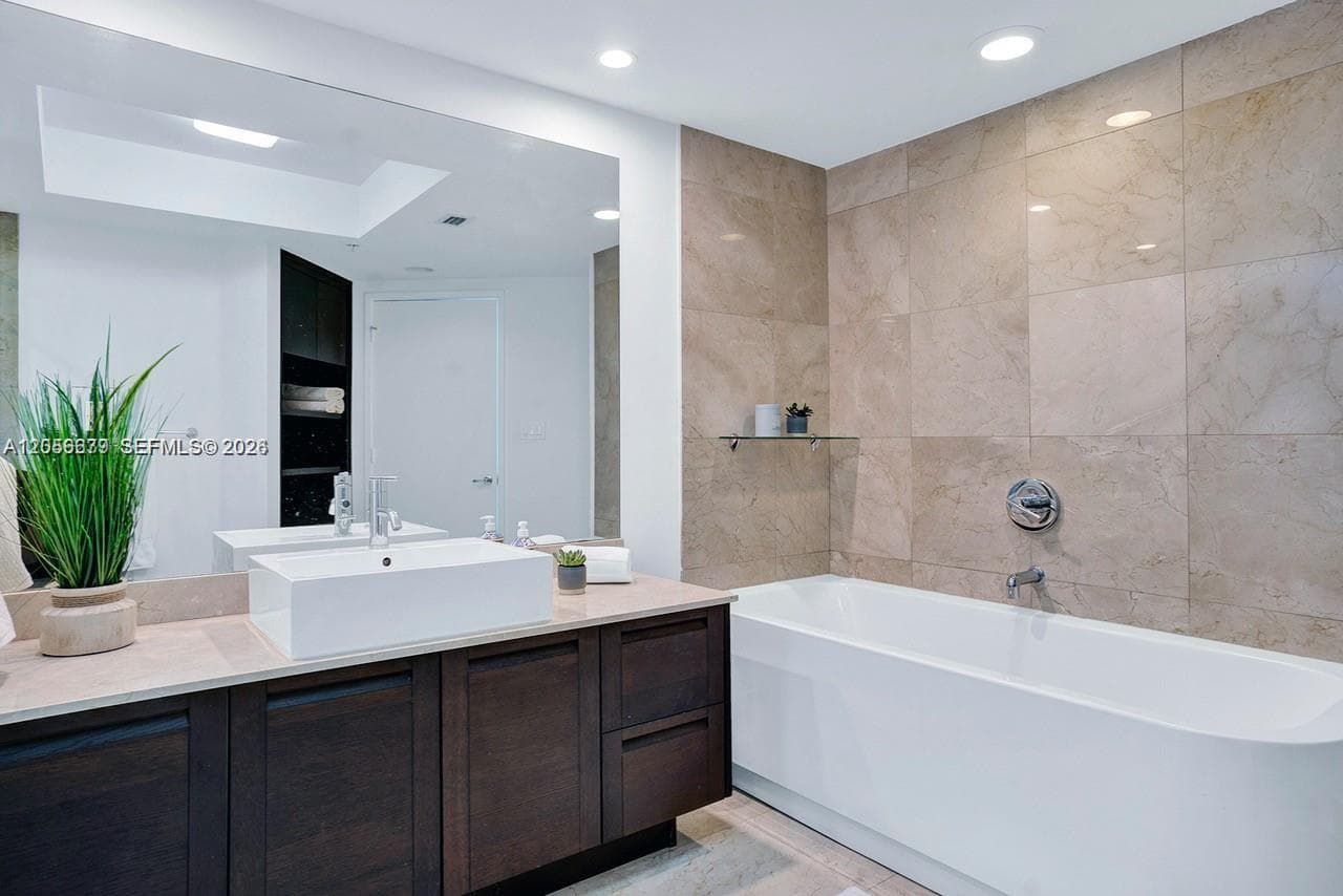 150 Sunny Isles Blvd 1-805 photo 9