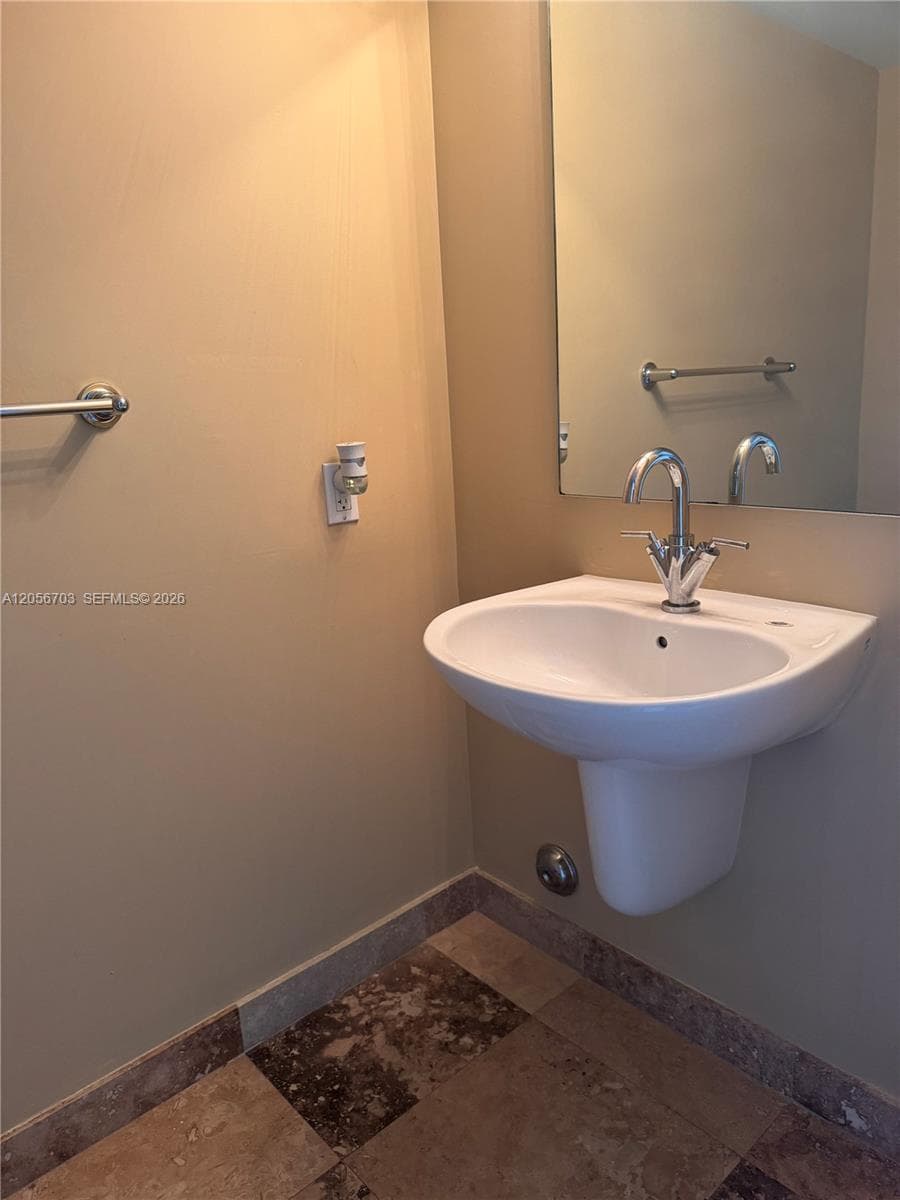 41 SE 5th 2204 photo 16