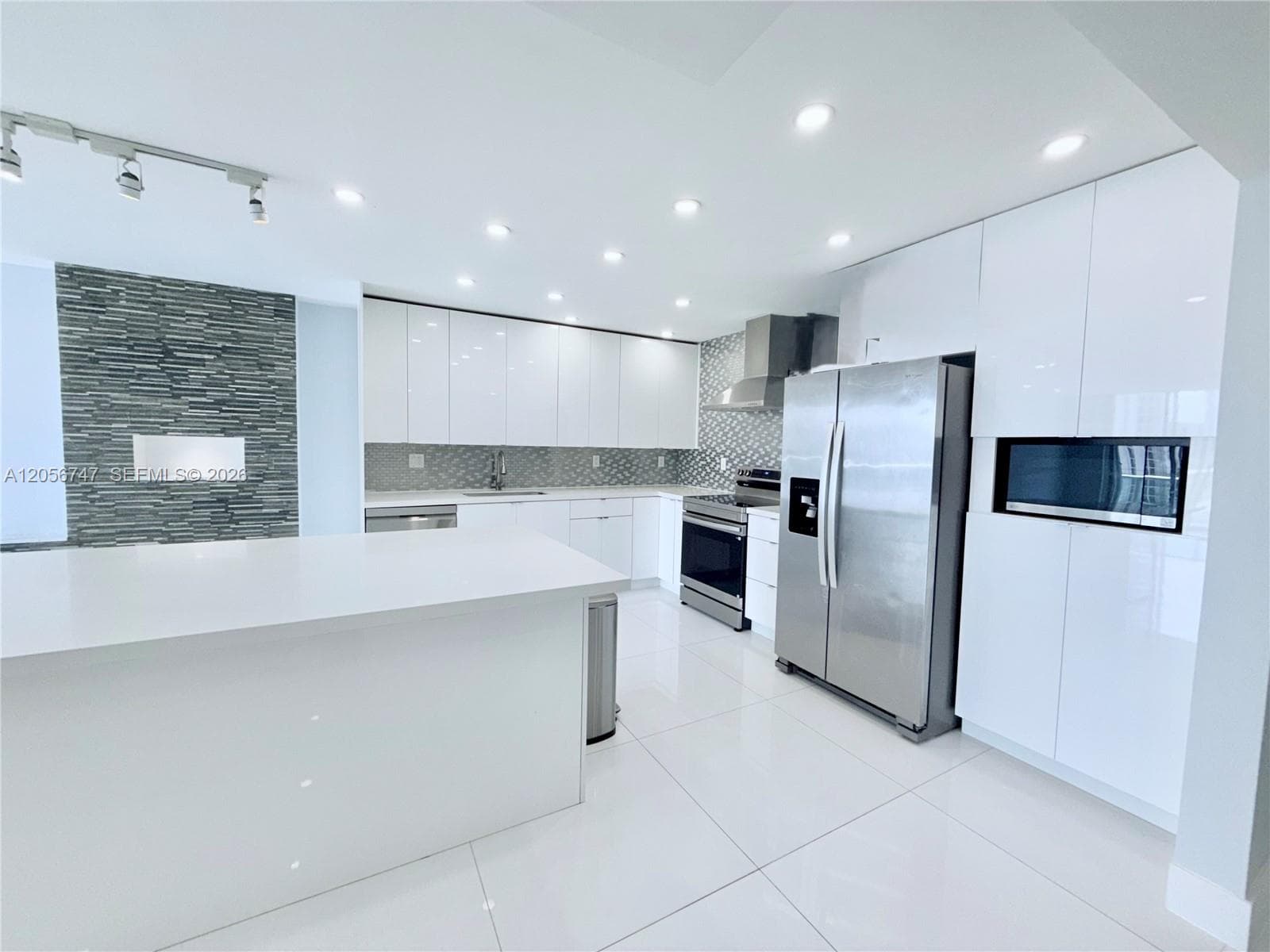19390 Collins Ave 907 photo 2