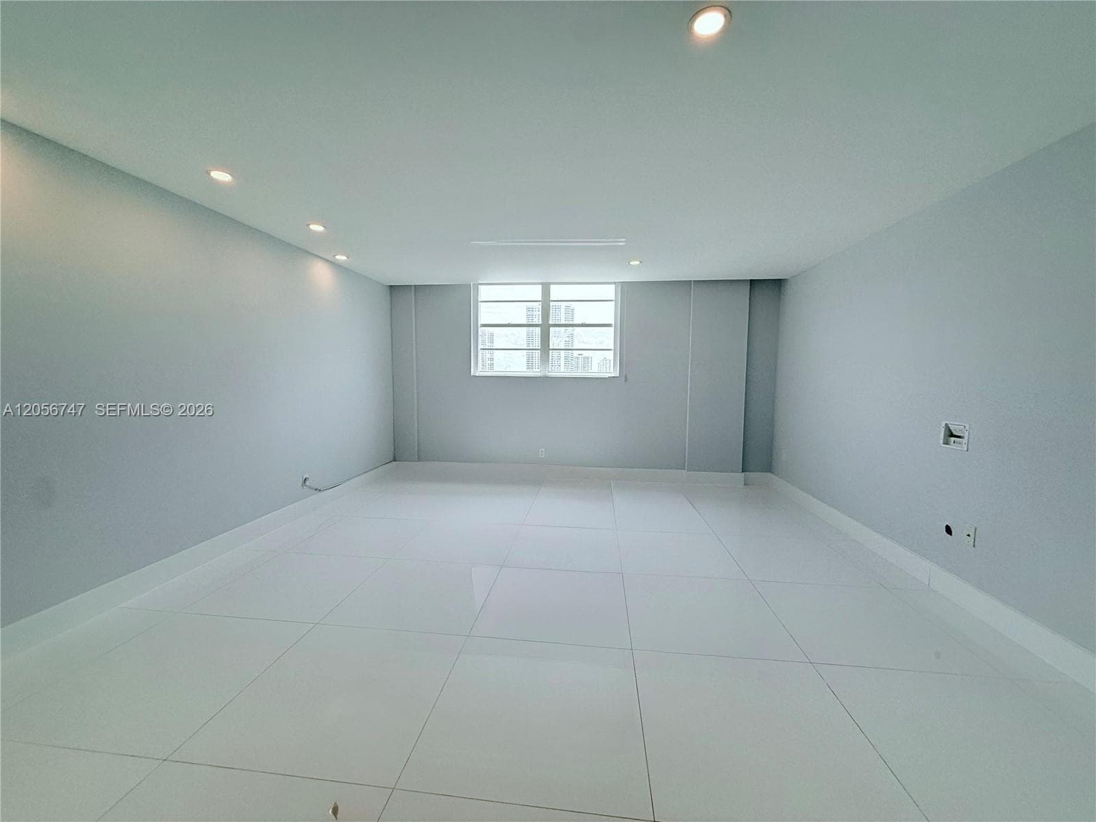 19390 Collins Ave 907 photo 12