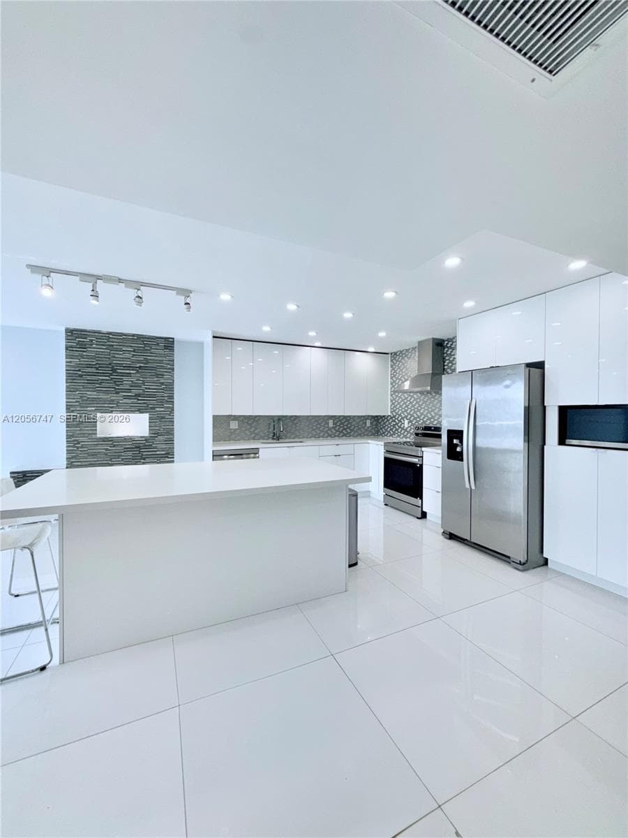 19390 Collins Ave 907 photo 3