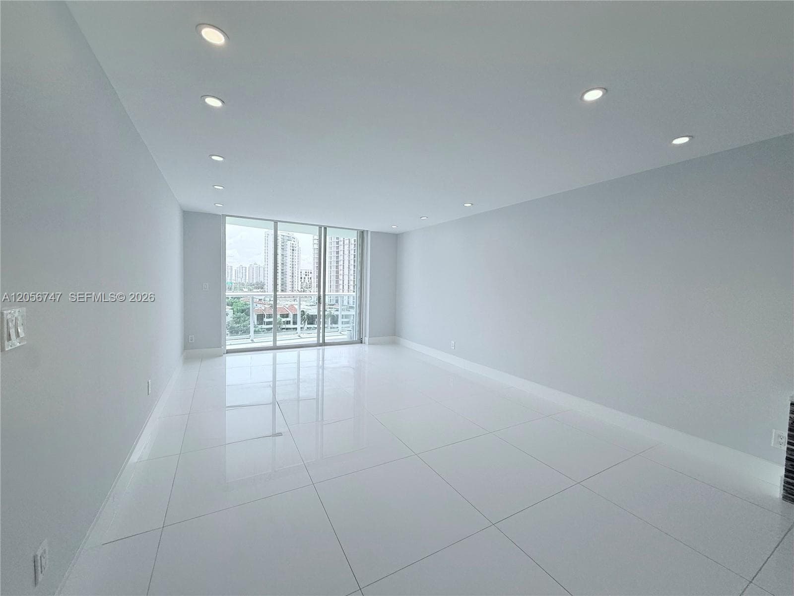 19390 Collins Ave 907 photo 5