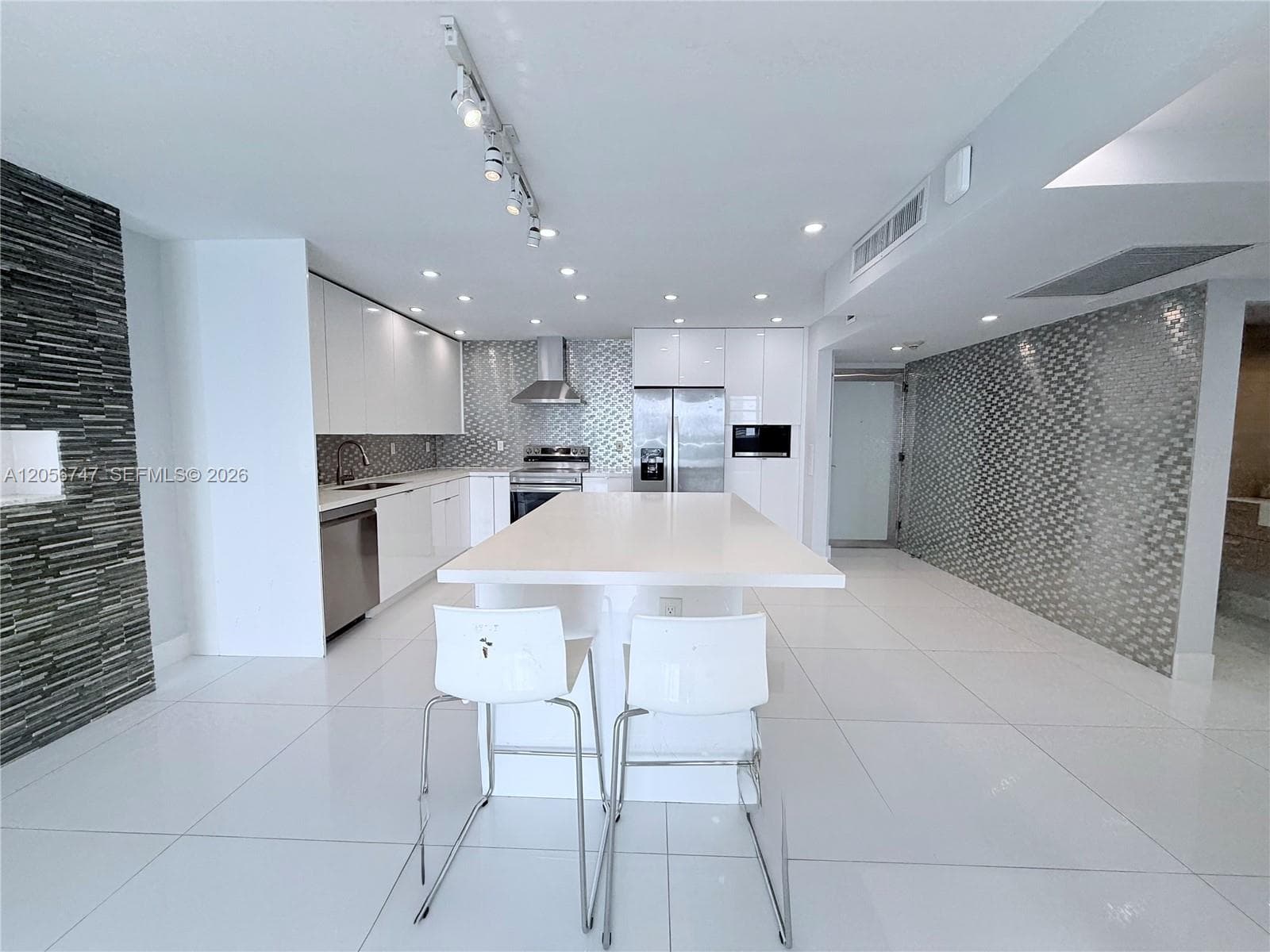 19390 Collins Ave 907 photo 4