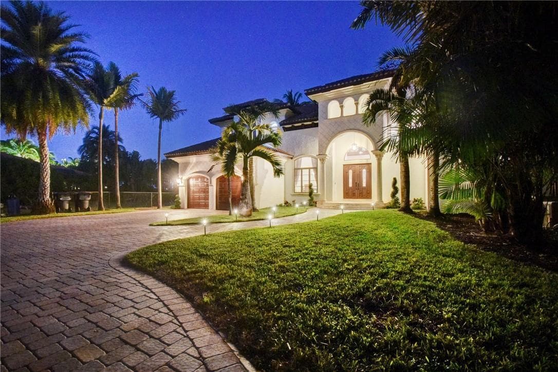 1320 S LAKESIDE Drive photo 2