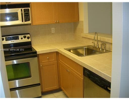 500 BAYVIEW Drive 122 photo 4