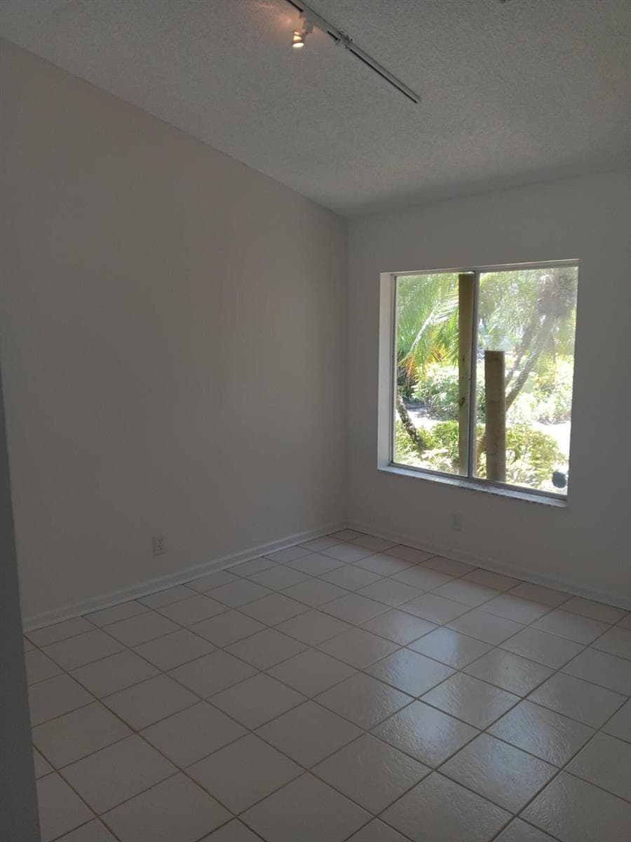 23157 Fountain View Drive E photo 2