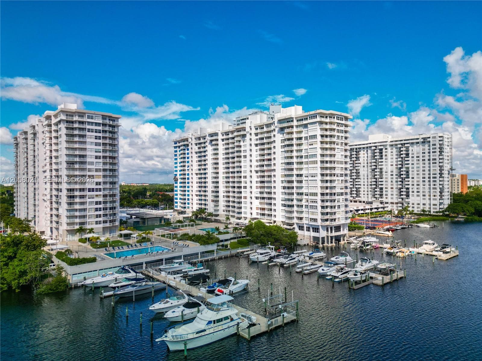 18011 Biscayne Blvd 902 photo 23