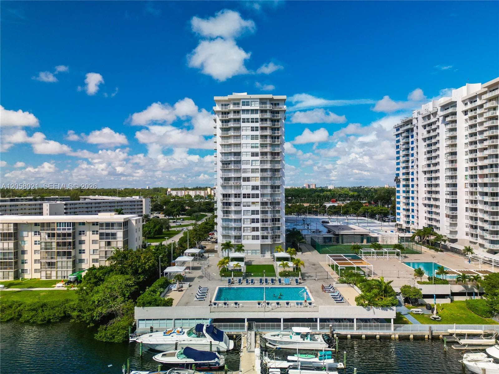 18011 Biscayne Blvd 902 photo 11