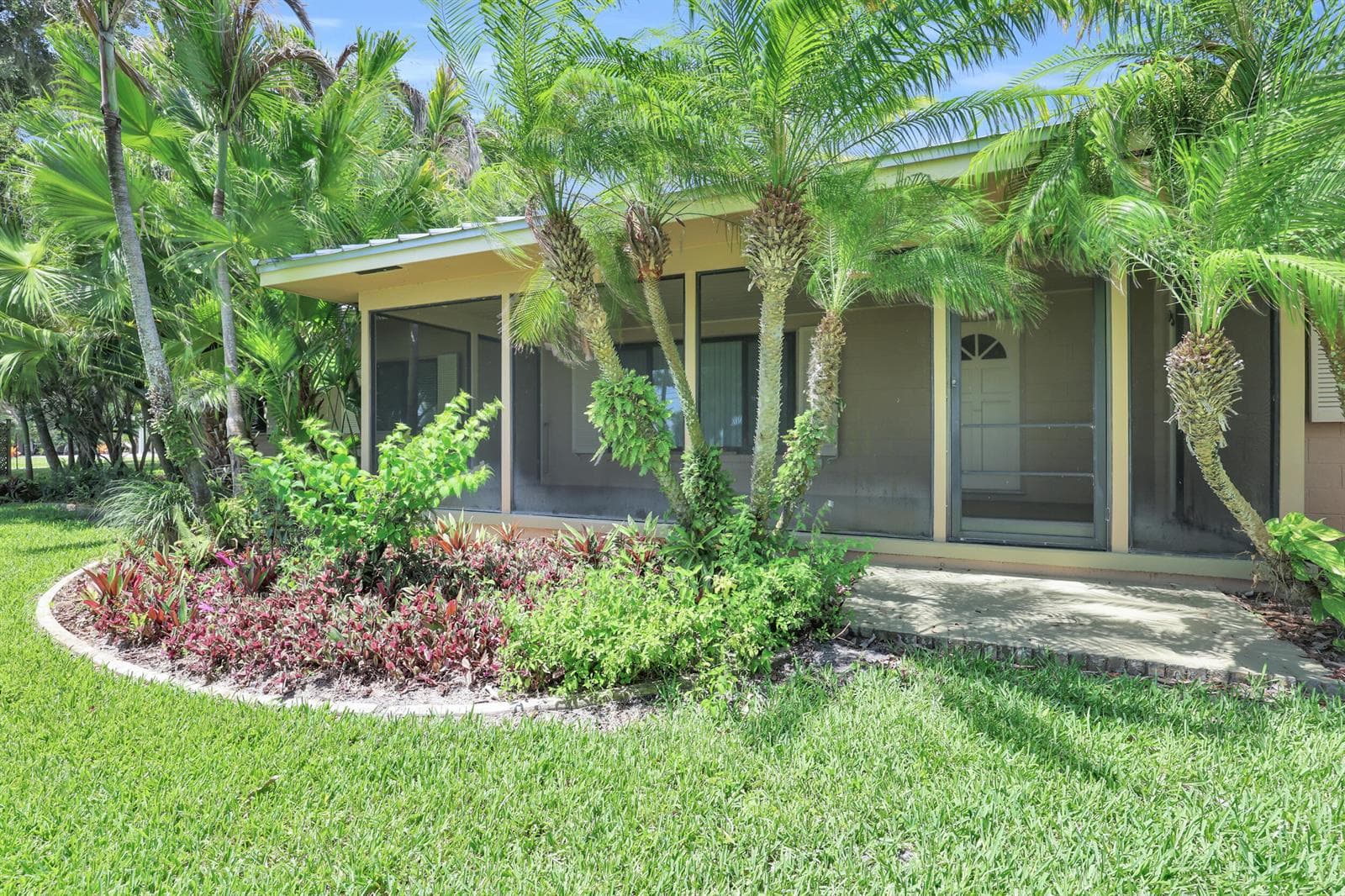 8609 S Indian River Drive photo 2