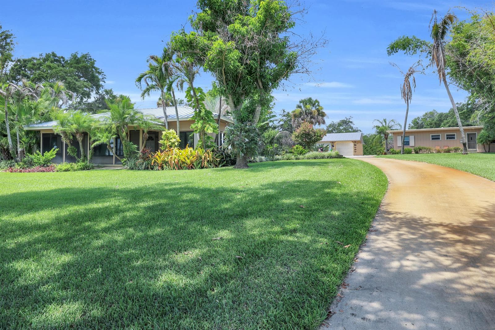 8609 S Indian River Drive photo 3