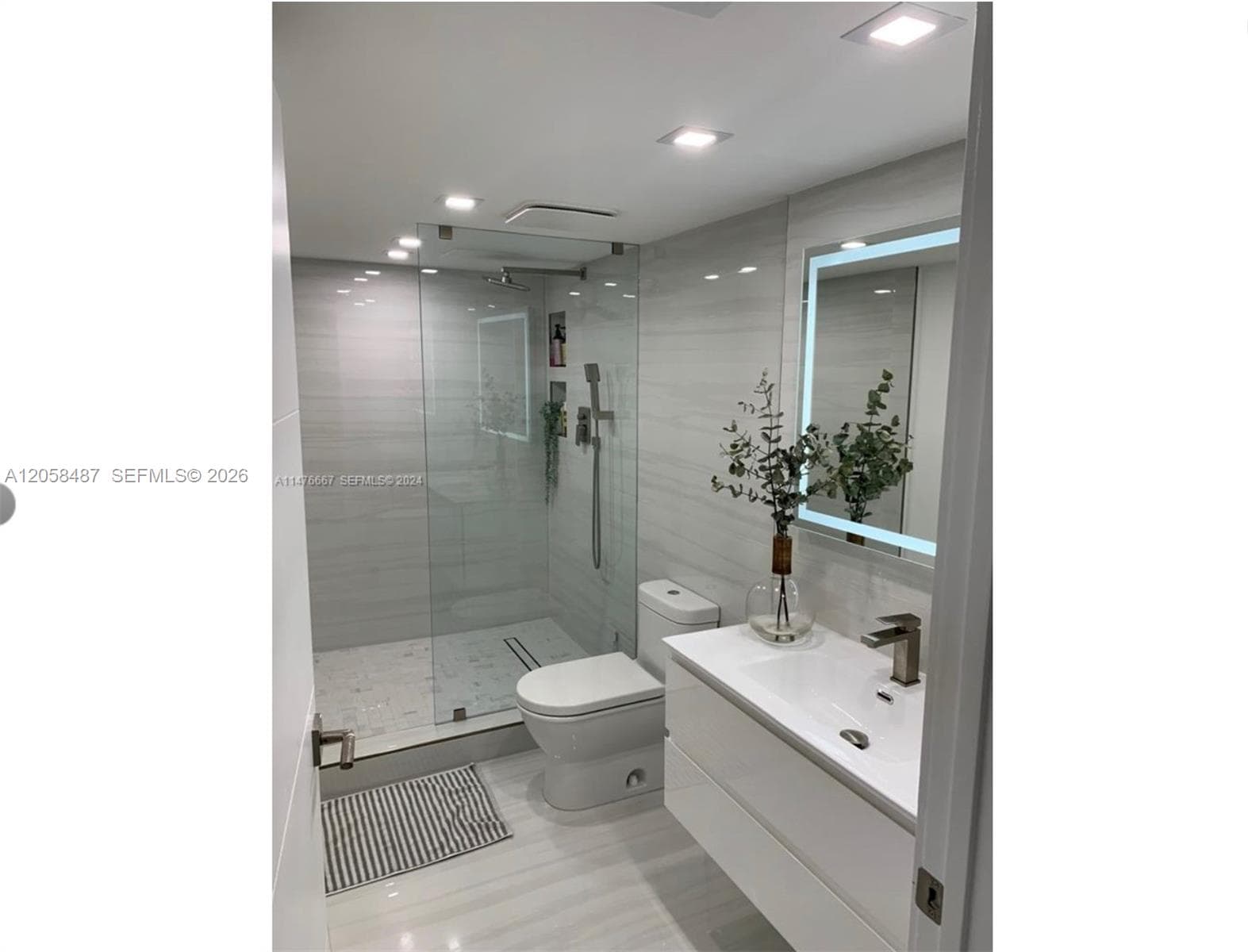 2555 Collins Ave 1906 photo 2