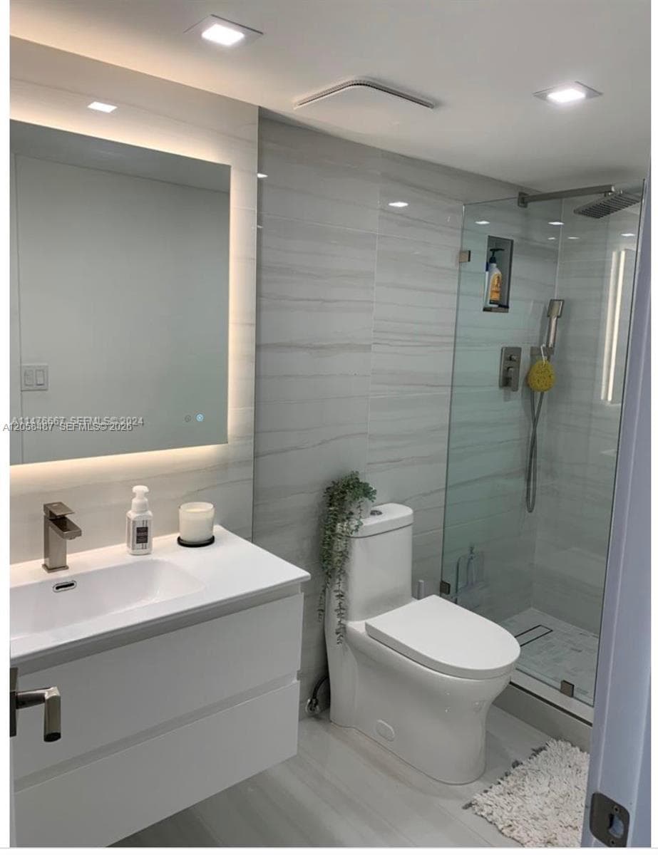 2555 Collins Ave 1906 photo 10