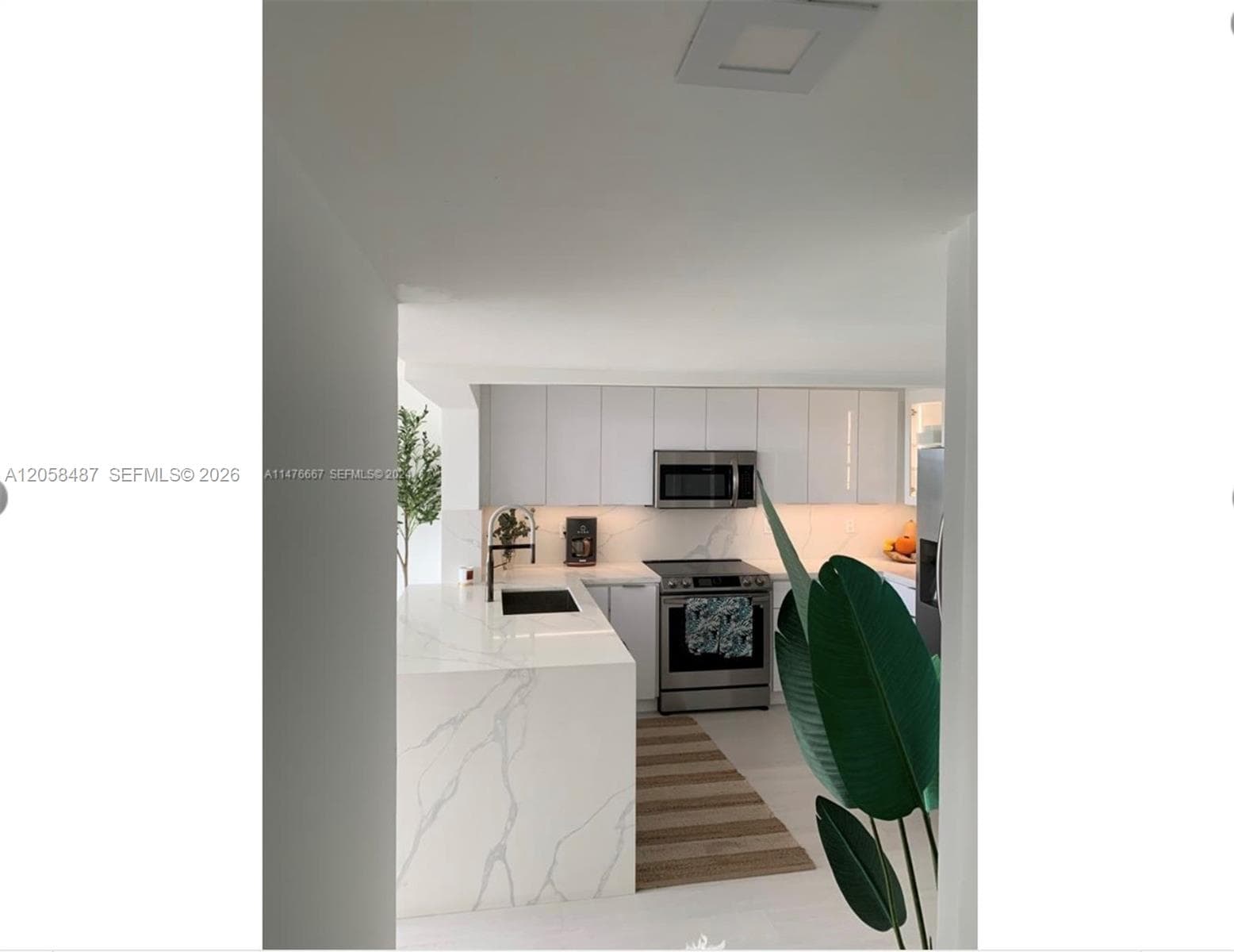 2555 Collins Ave 1906 photo 8