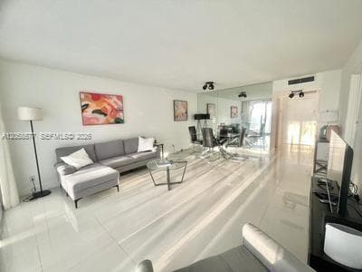 2030 S Ocean Dr 903 photo 2