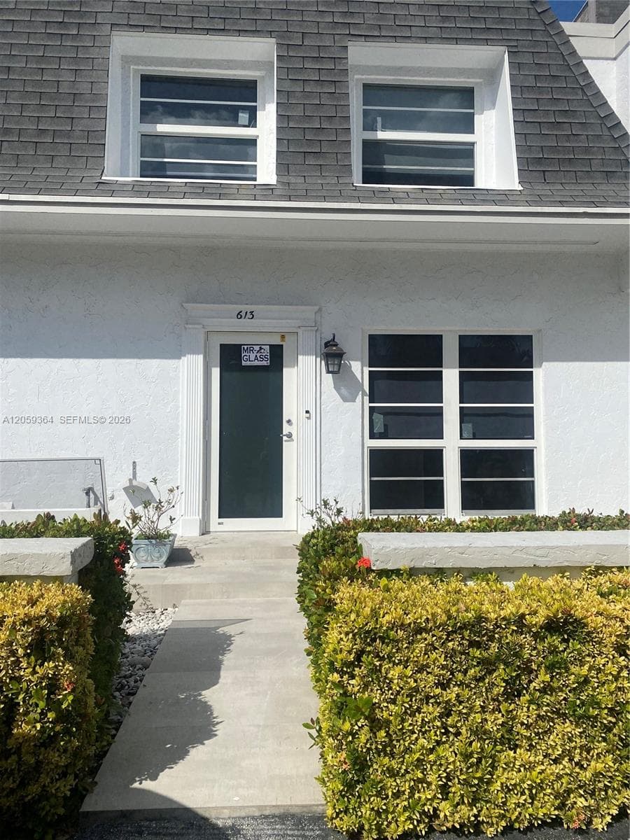 613 NE 26th Ave 613 photo 1
