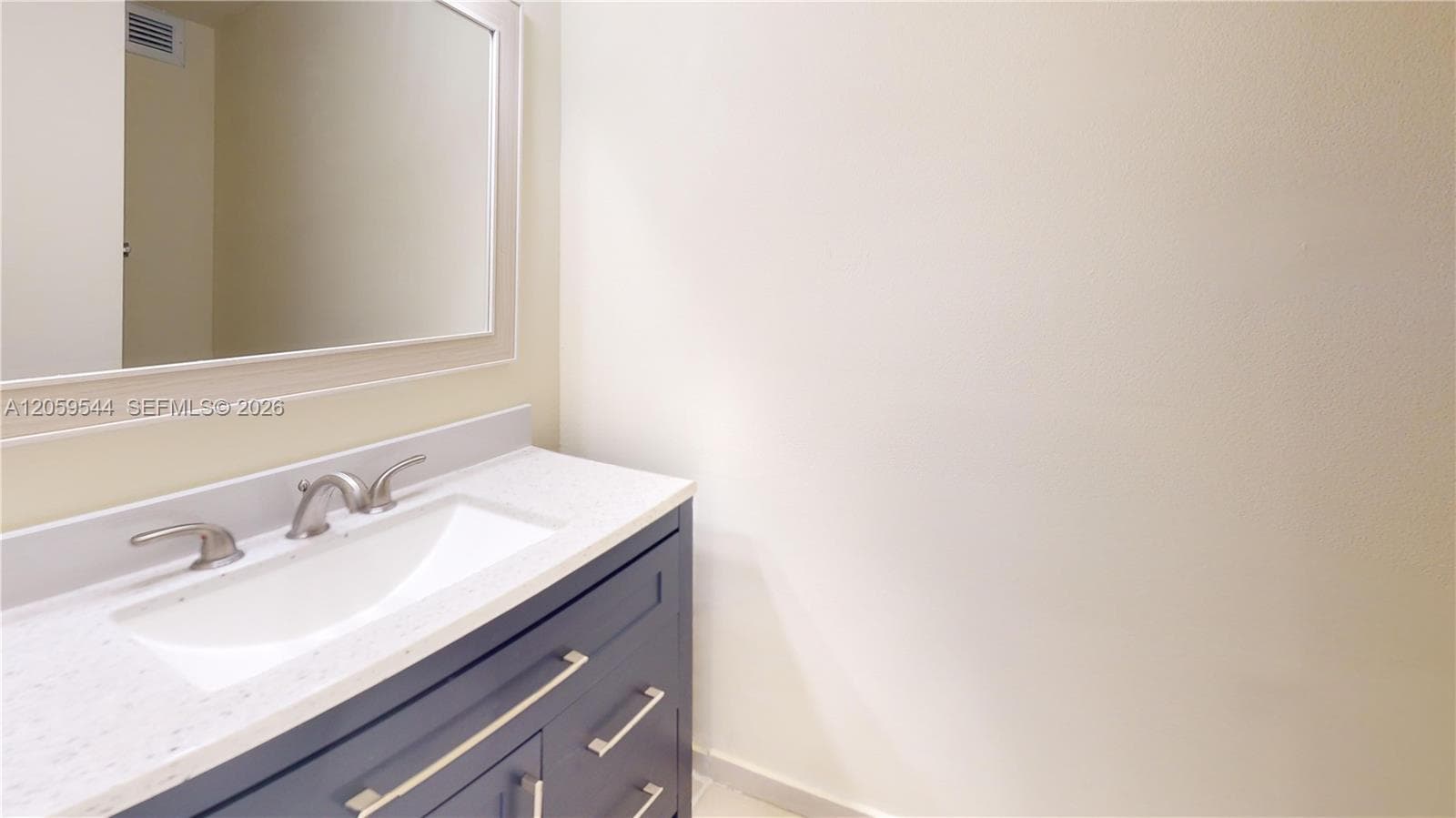 2500 Parkview Dr 1804 photo 25