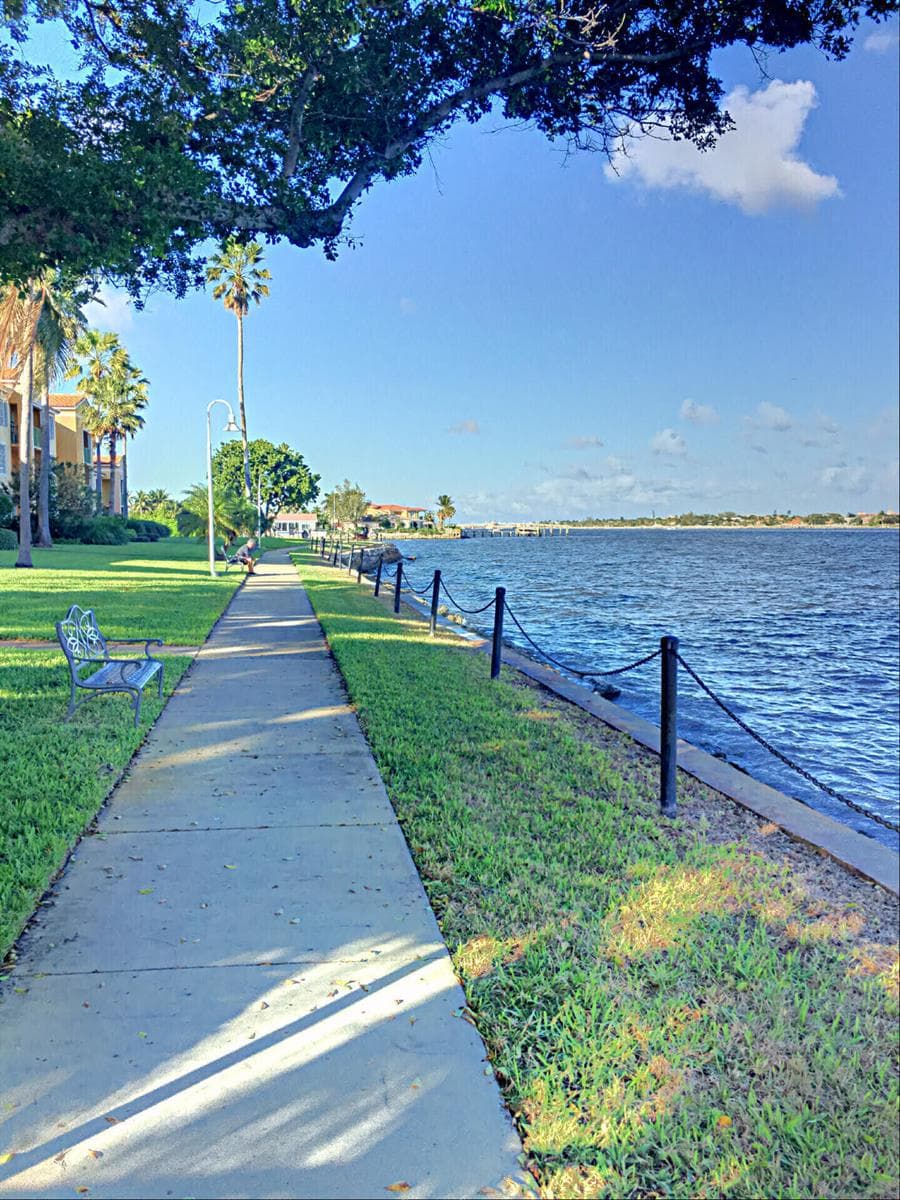 160 YACHT CLUB Way 210 photo 1
