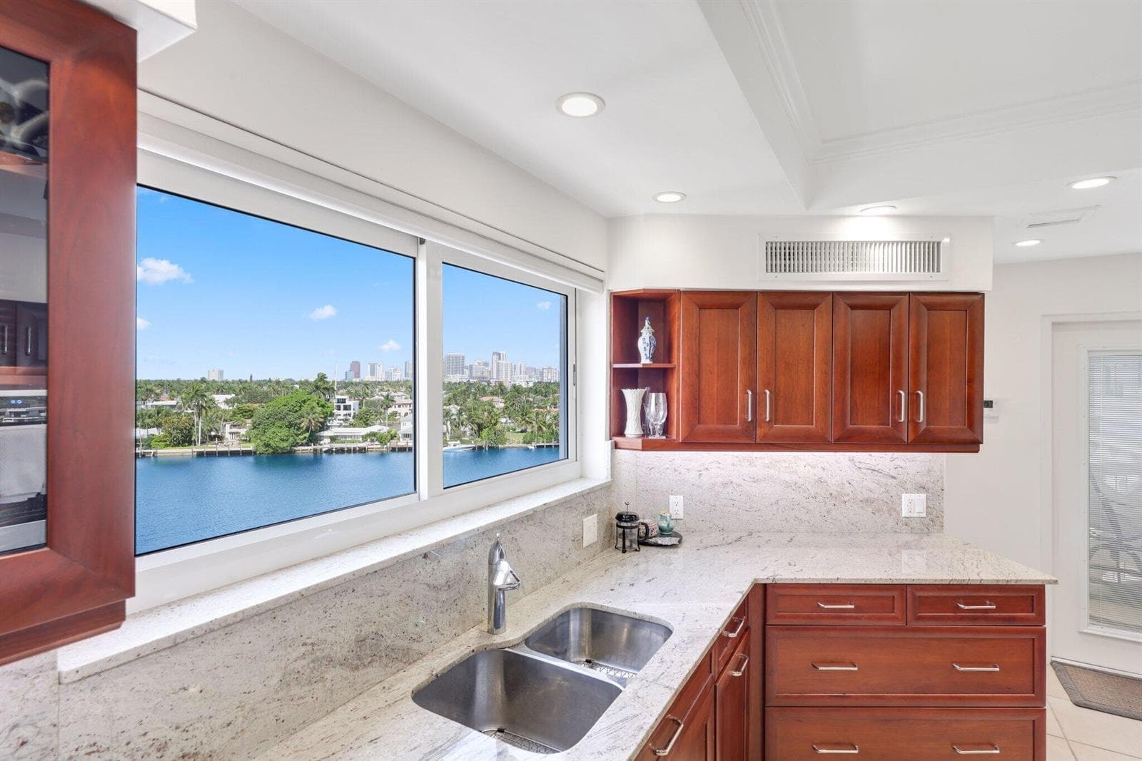 333 SUNSET Drive 501 photo 17