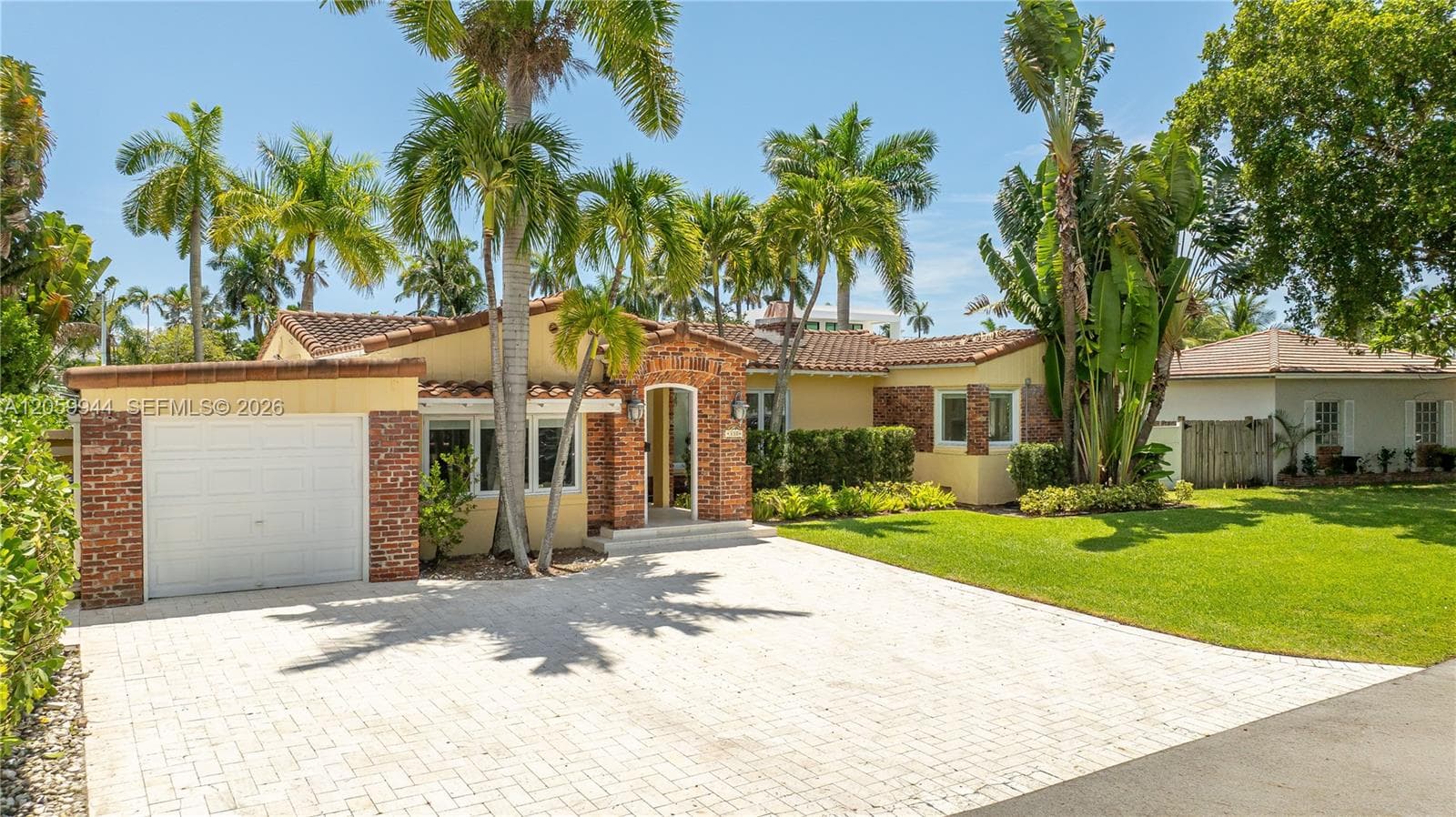 330 Coconut Isle Dr photo 2