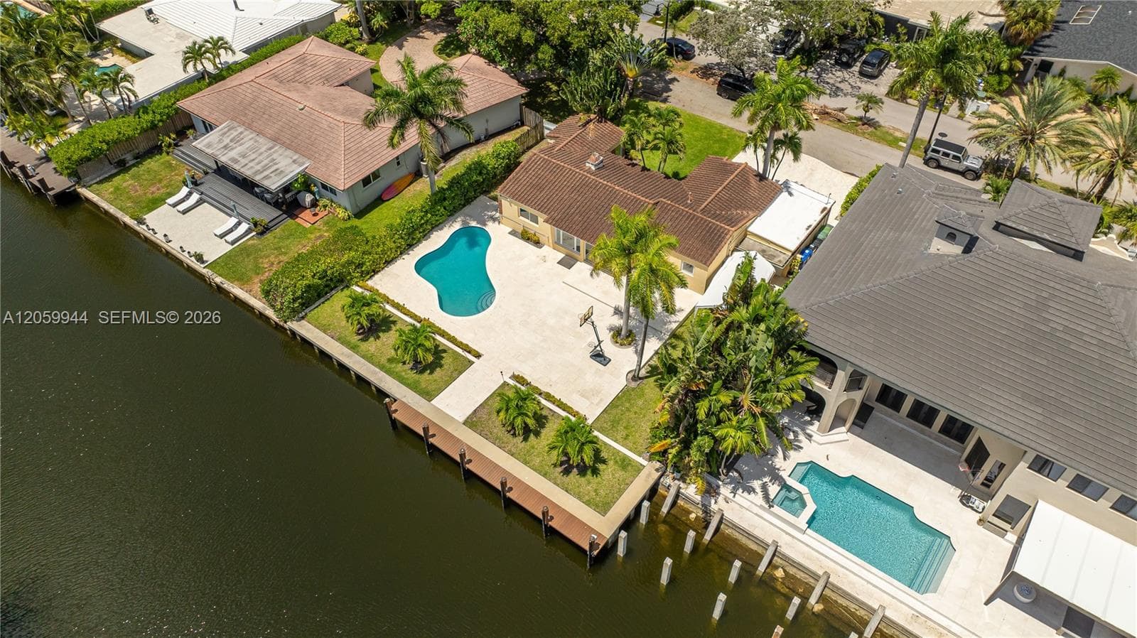 330 Coconut Isle Dr photo 1