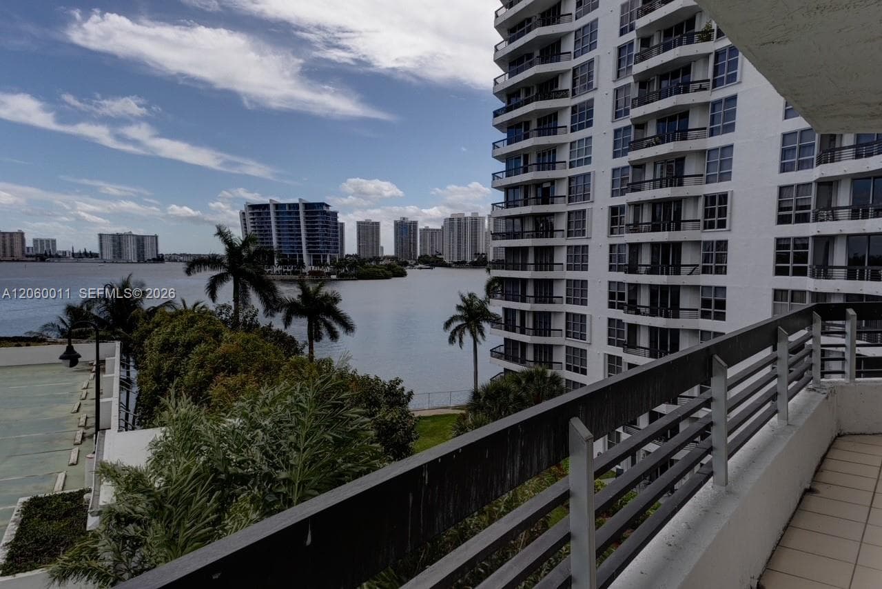 3600 Mystic Pointe Dr 613 photo 2