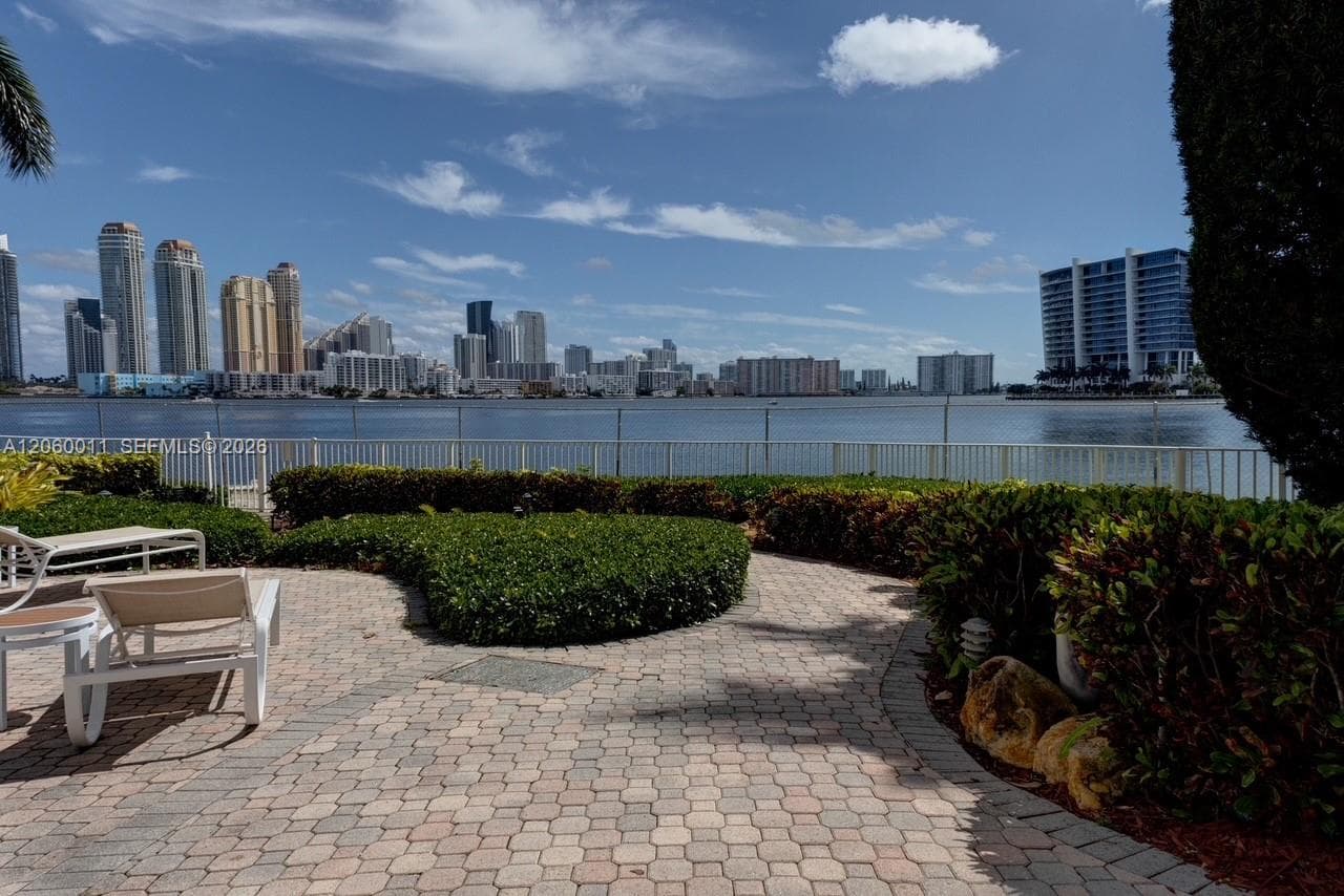 3600 Mystic Pointe Dr 613 photo 4