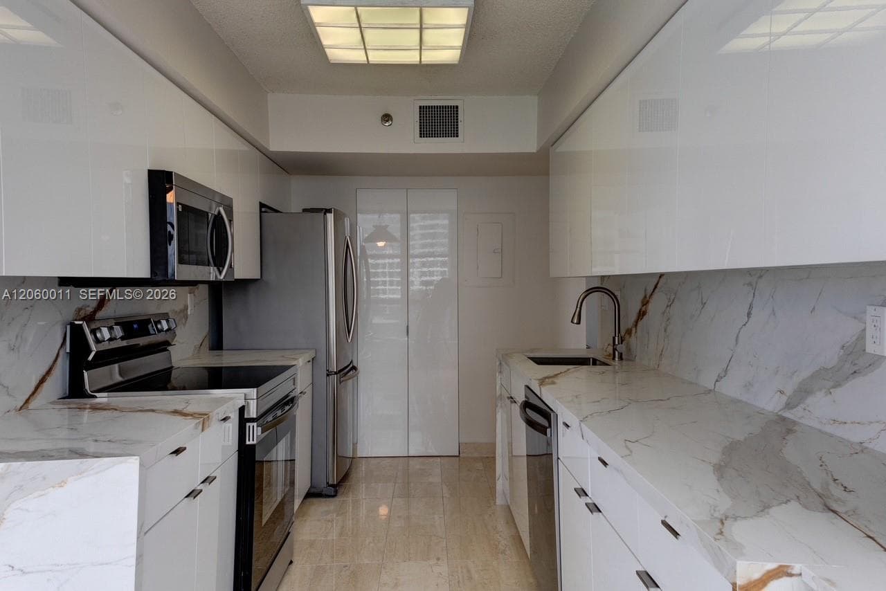 3600 Mystic Pointe Dr 613 photo 8
