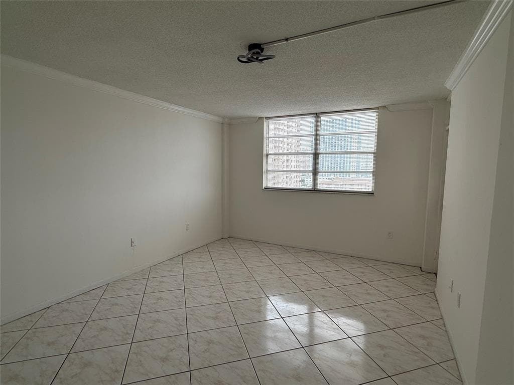 1833 S OCEAN Drive 808 photo 20