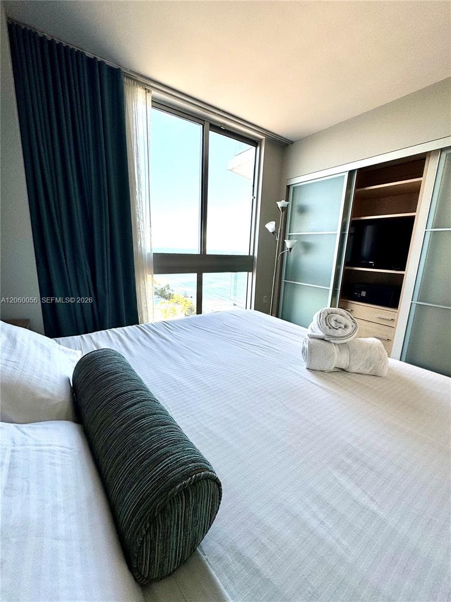 18683 Collins Ave 2006 photo 14