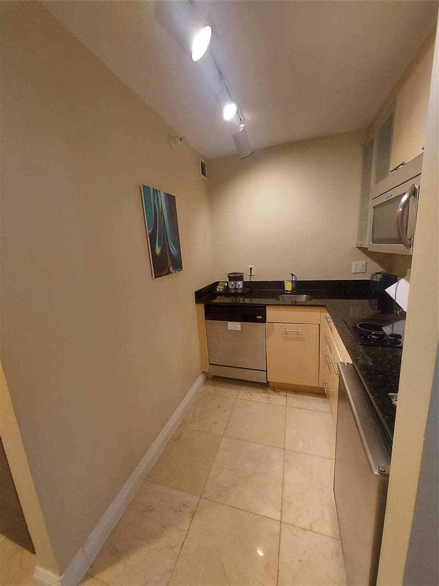 2670 E SUNRISE Boulevard 301 photo 18