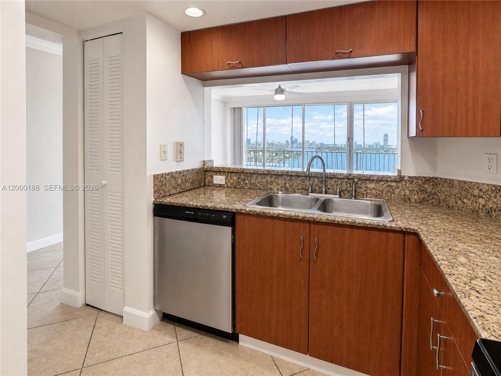7601 E Treasure Dr 1807 photo 6