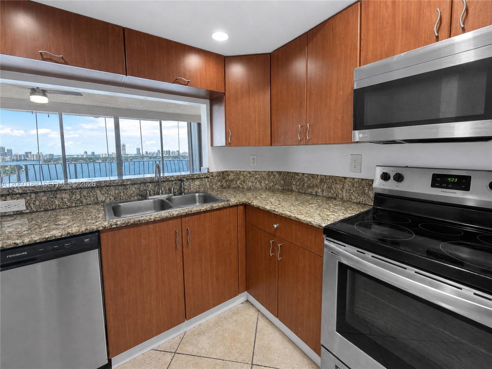 7601 E Treasure Dr 1807 photo 5