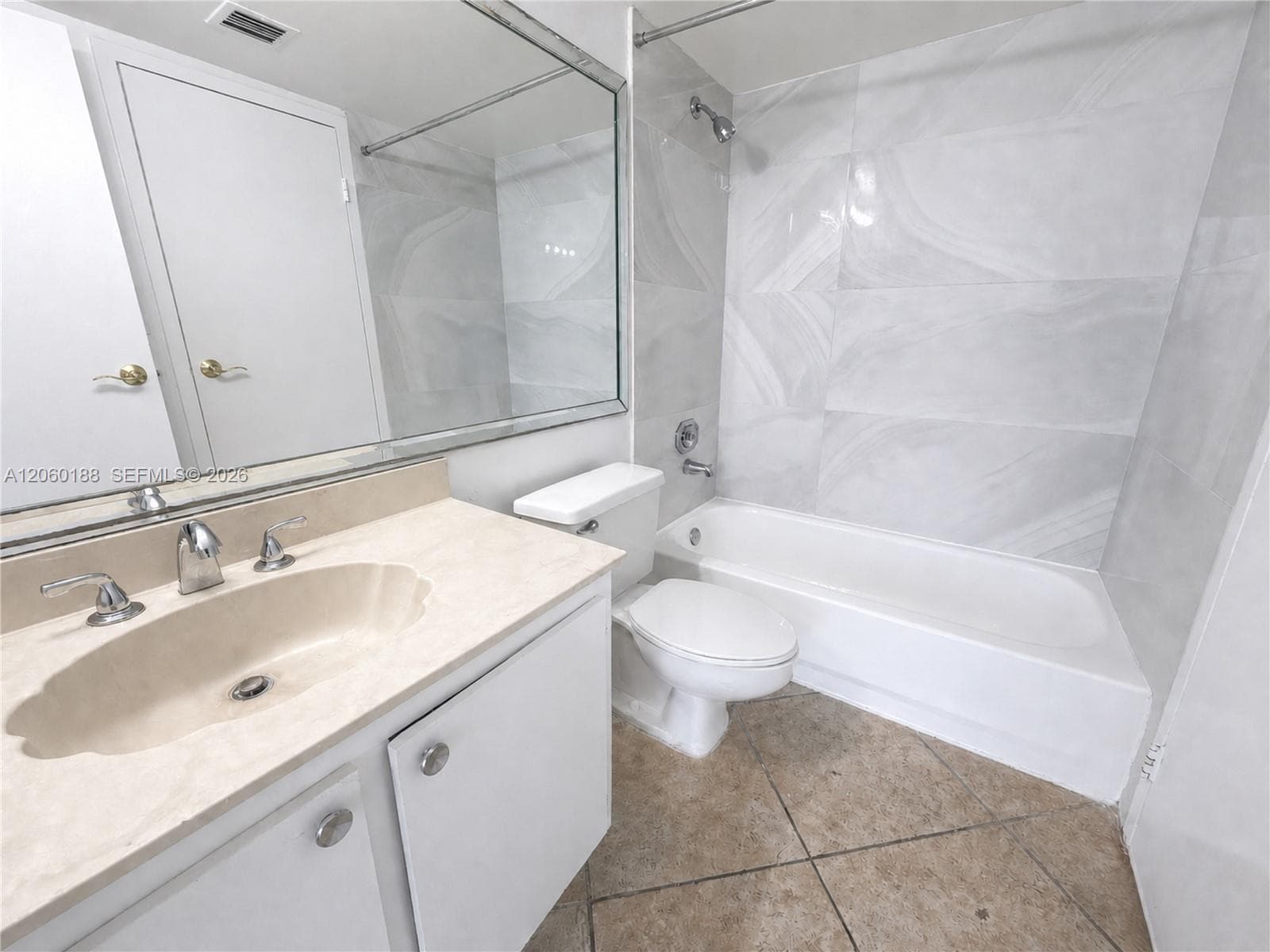 7601 E Treasure Dr 1807 photo 9