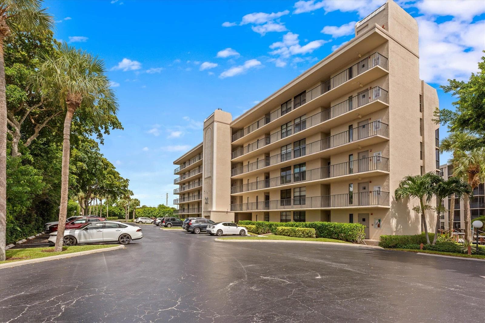 21 ROYAL PALM Way 1050 photo 1
