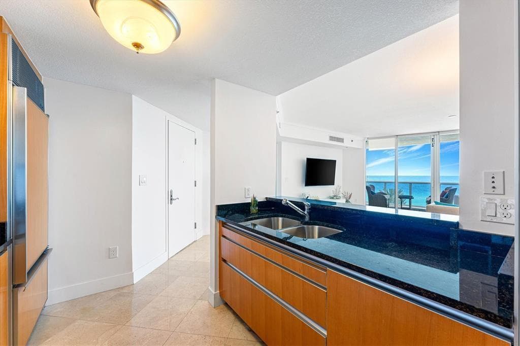17201 COLLINS Avenue 805 photo 9