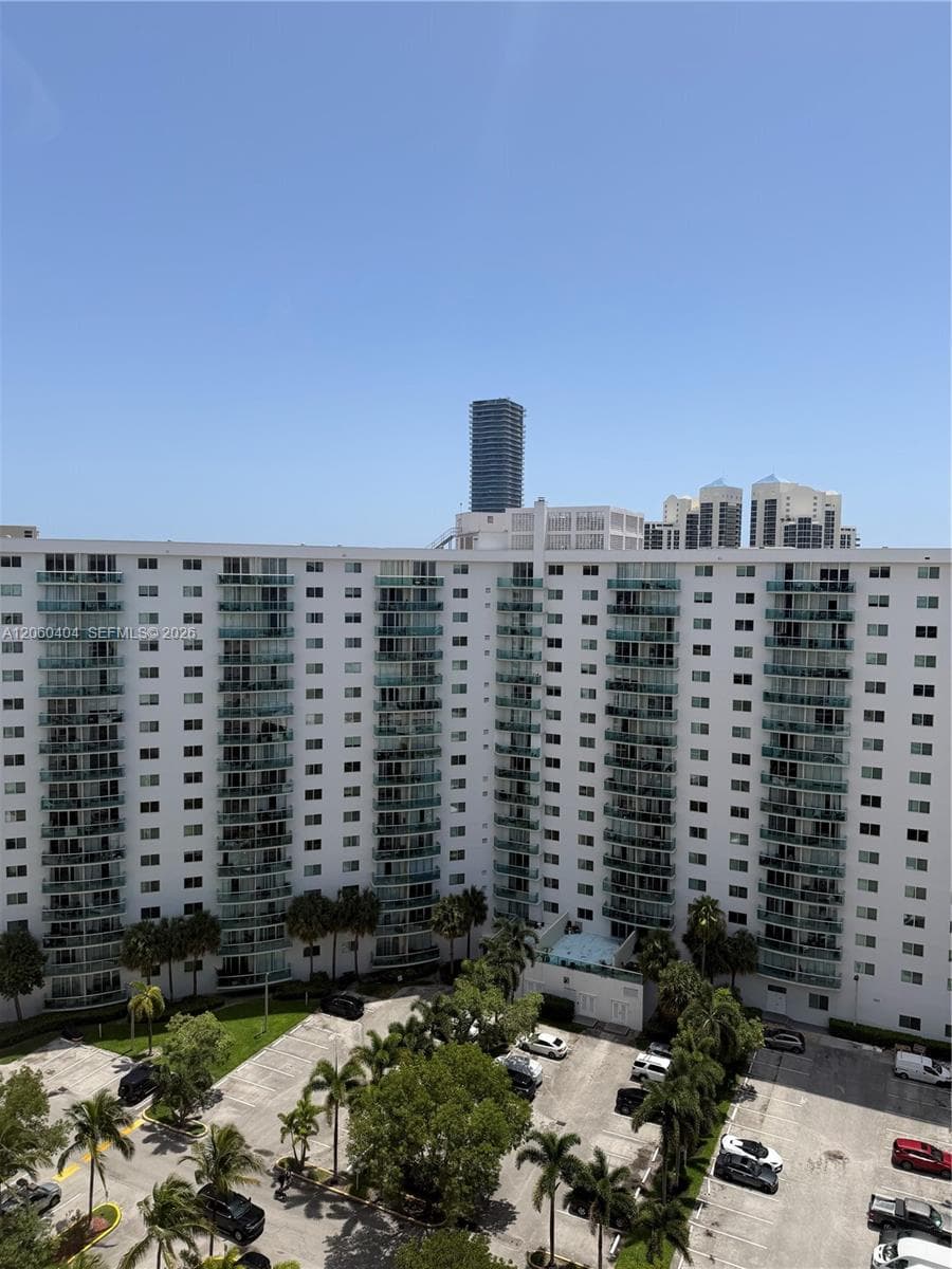 19390 Collins Ave PH-6 photo 2