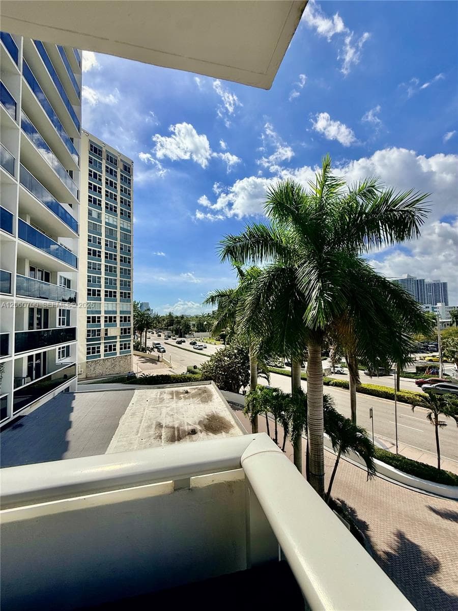 3140 S Ocean Dr 310 photo 1