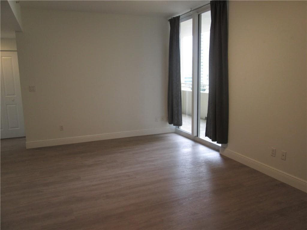 511 SE 5TH Avenue 1419 photo 2