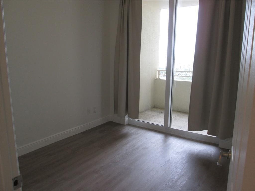 511 SE 5TH Avenue 1419 photo 14